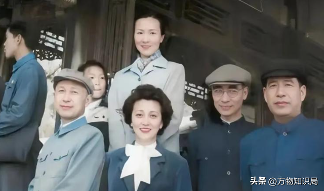 1960年，钱学森夫妇与郭永怀一家颐和园留影，两位夫人都才貌俱全