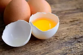 “开水冲鸡蛋”滴香油，坚持喝，身体会咋样？消化科主任说出答案图片