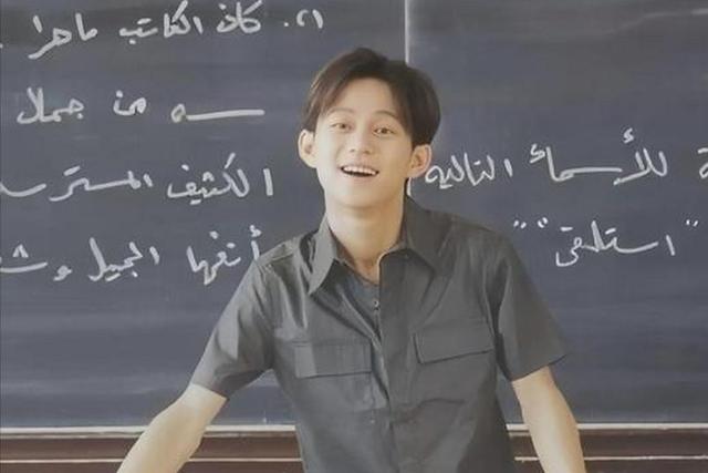 51岁主持人何炅：无妻无女、与保姆相伴	，如今终于与自己和解