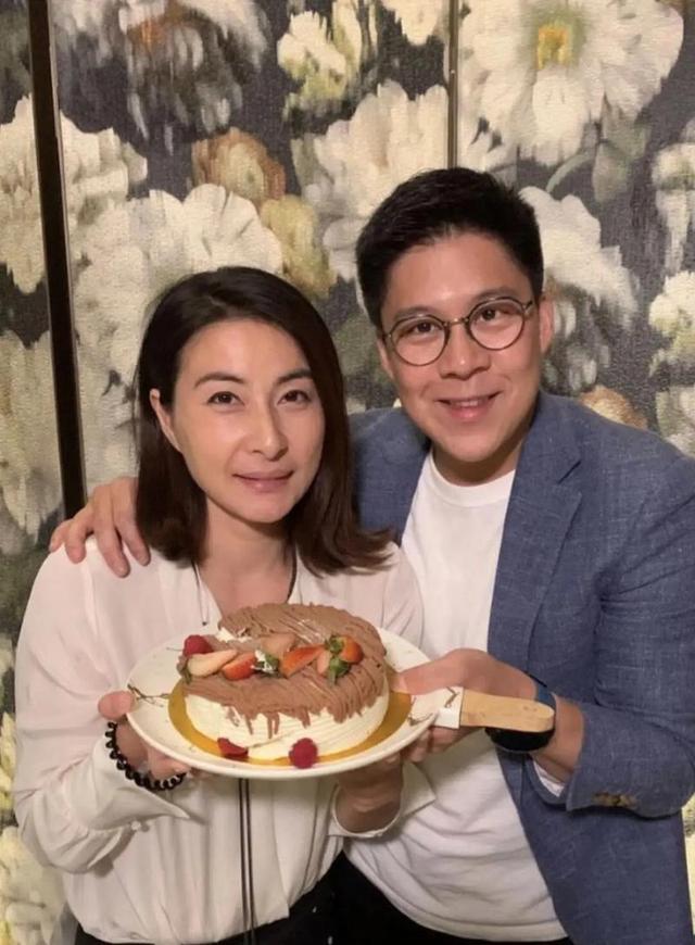 霍启刚没想到，44岁郭晶晶再传喜讯，让霍震霆和香港阔太圈沉默了