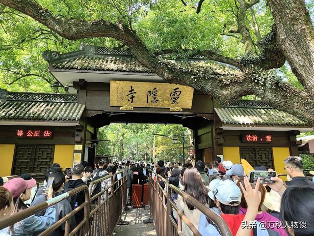 灵隐寺被骂上热搜，知情人爆料：一群和尚围着长条桌，上面堆满钱