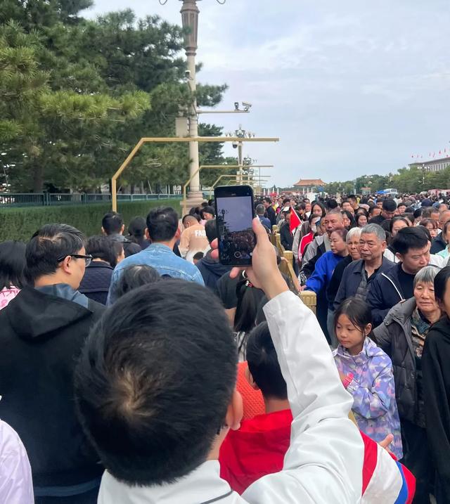 2025年10月17日，北京毛主席纪念堂发生的真实场景，排队太感人了