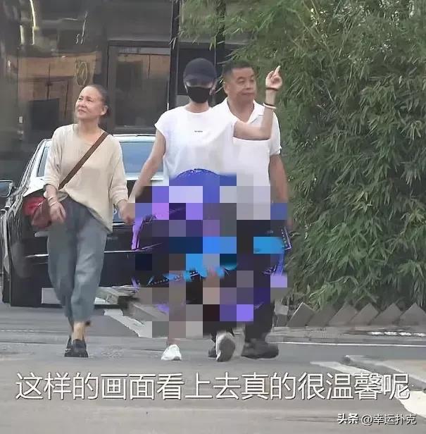 宋佳牵母亲逛工作室，镜头后的温情，比热搜更动人