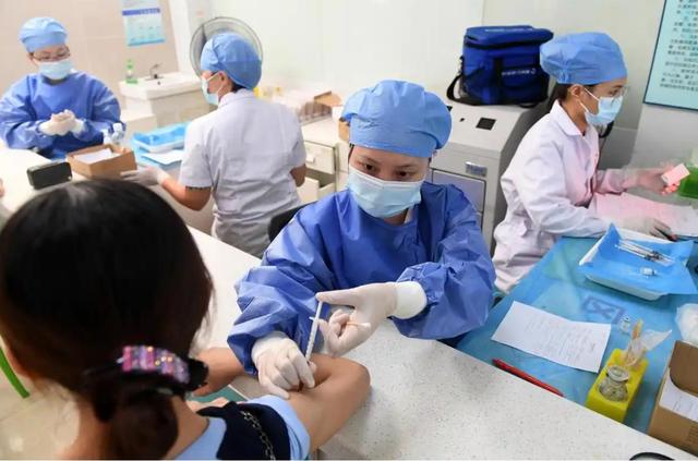 果然来了！“新冠疫苗之父”被正式逮捕，撤销荣誉！