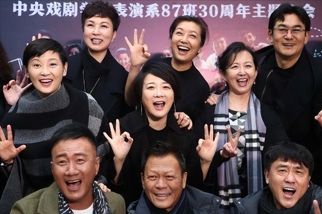 她是国家一级演员，多次给坐轮椅丈夫戴绿帽，如今儿子也是演员