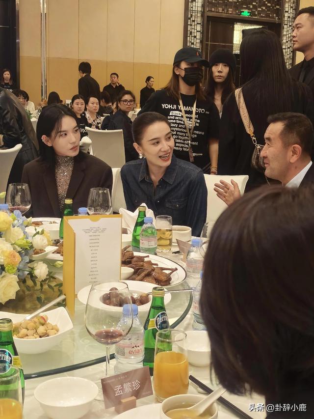 宋佳北京晚宴近照流出，高挑身姿配丸子头，又美又飒，气质超绝！