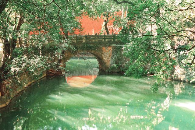 今天来到玉溪，误入龙泉胜地，古寺龙宫，泉池清澈，桃源仙境