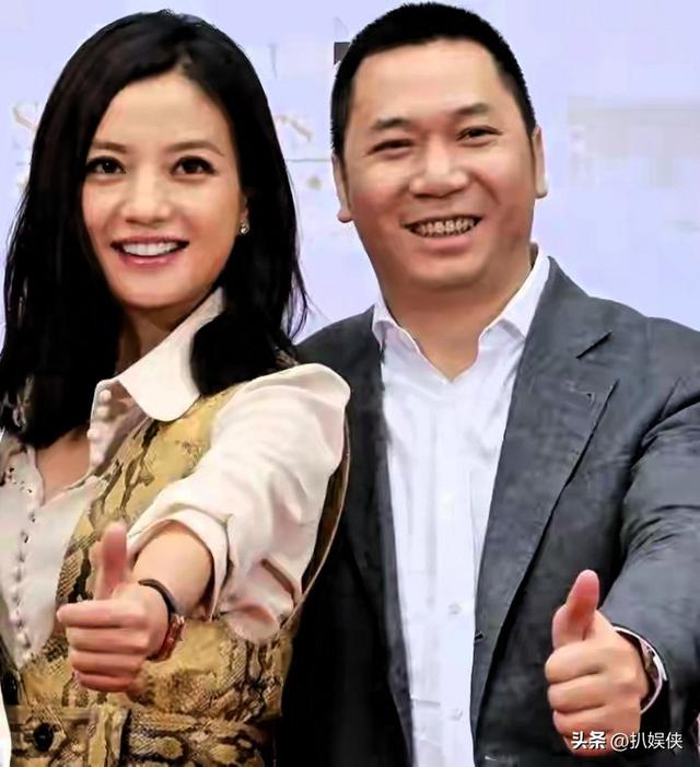 被封4年，赵薇做梦也没想到，如今56岁哥哥竟成了自己的“撑腰	”