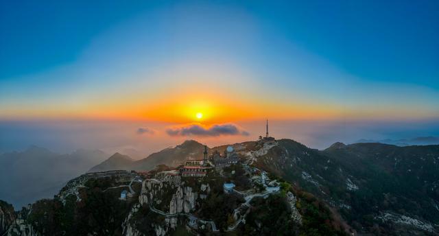 岱顶夕照：天地共染鎏金时
