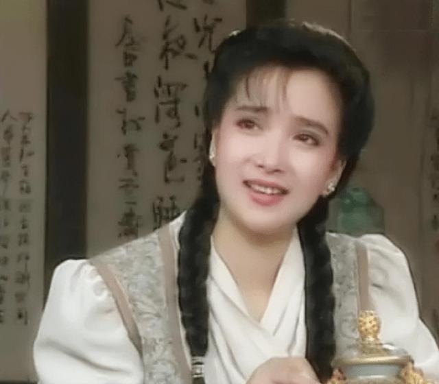 何晴葬礼举行！儿子手捧骨灰，遗像曝光惹泪目，廖京生现身送别