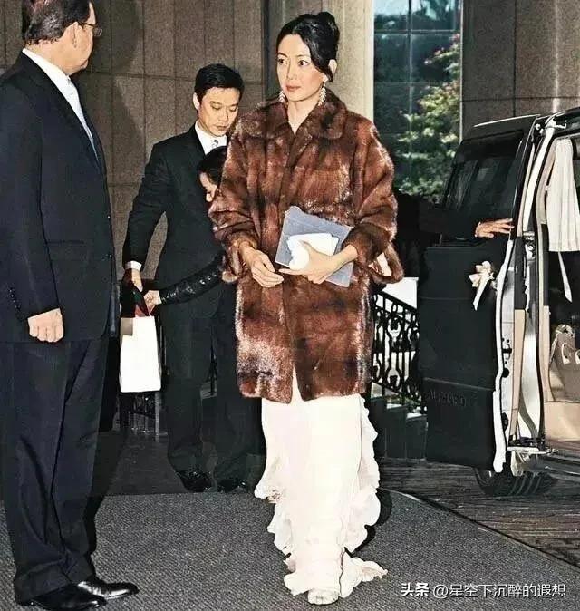 低调！头顶2000亿家产，老公有才有颜又有钱