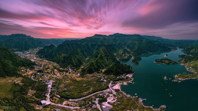 重庆与贵州湖北三省交界有座小城，峡秀水清，让李白都流连忘返
