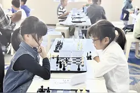 百名国际象棋小棋手棋盘对弈图片