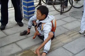 汶川大地震后，那个捐款185元的小乞丐，如今怎么样了？图片