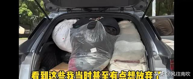 两位80多岁老人被子女嫌弃，搬着行李坐顺风车1200公里回老家