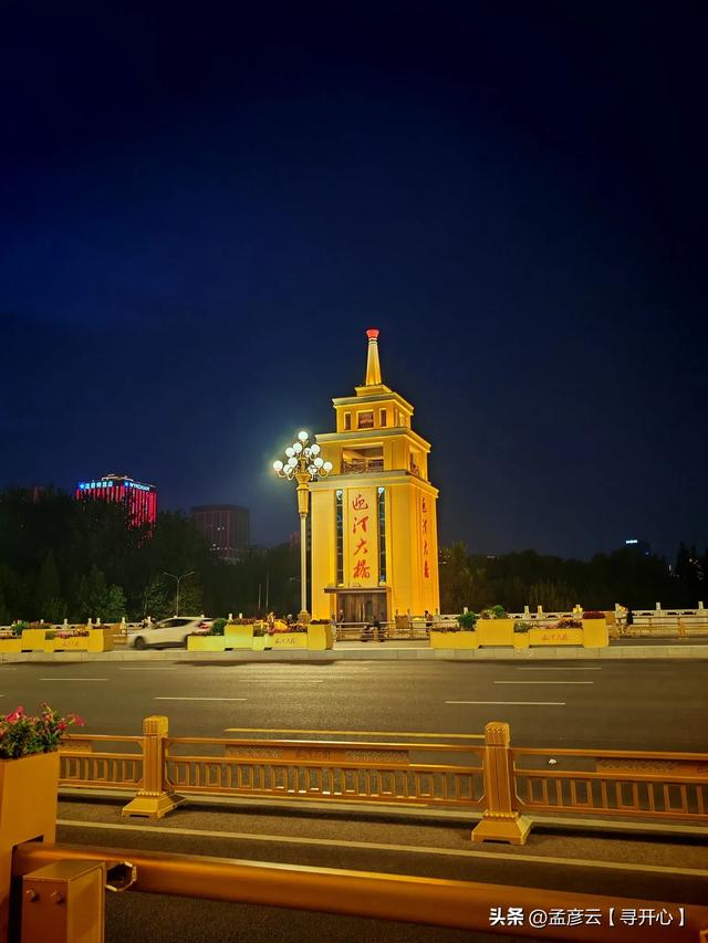 一个人在迎泽大桥，接住太原赠予的夜