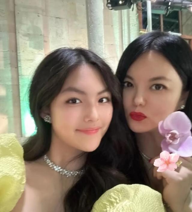 李湘带王诗龄去见英国大使，穿西装瘦了几圈，王诗龄胖的贵气逼人