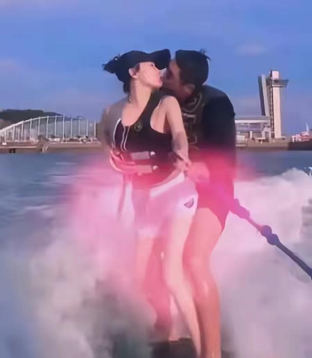 霍思燕和杜江在海上冲浪，每一个镜头都像拍大片，俩人玩得真刺激