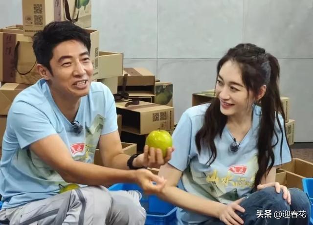 撒贝宁李小冉同框：同龄49岁，感觉差辈了，李小冉白到发光气质佳