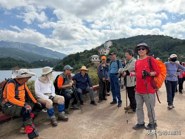 随走呈贡大学城，逛梁王湖、转小土林，感受多彩的秋冬世界，休闲