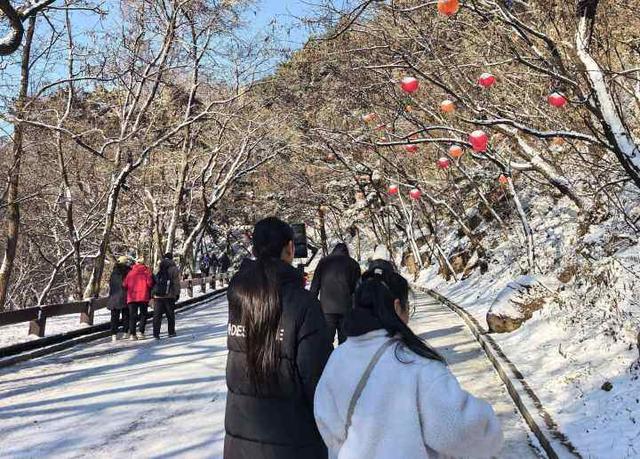 千山初雪上线 游客扎堆打卡