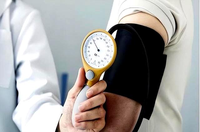 高！血压还在做俯卧撑？医生怒斥：血压高的，别傻傻做这3类运动了