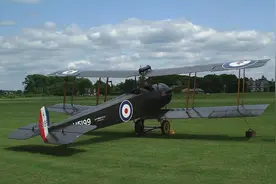 504战斗轰炸机图片