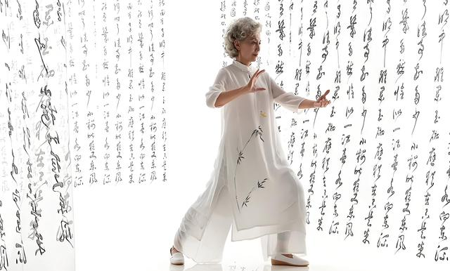 “我膝盖不好,没练过武术，能学太极拳吗”65岁阿姨照样太极受益