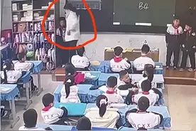 后续！学生赤脚被虐待，监控曝光，老师被开，校长：再闹还上学不图片