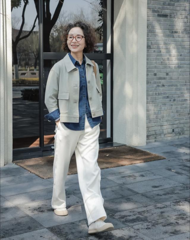 这是我见过最有气质的妈妈：63岁个子不高却端庄，穿衣优雅又贵气