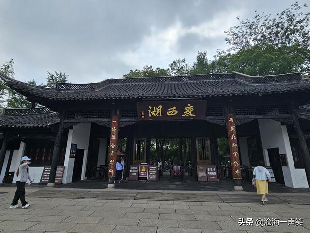 扬州廋西湖，石桥，假山，凉亭，弯弯的小河，飘香的荷叶……