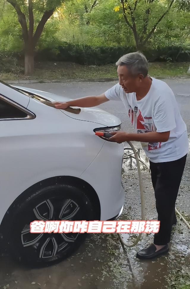 别作了！杜源住别墅开40万车，徒手洗车闪伤腰，只为省20块洗车钱