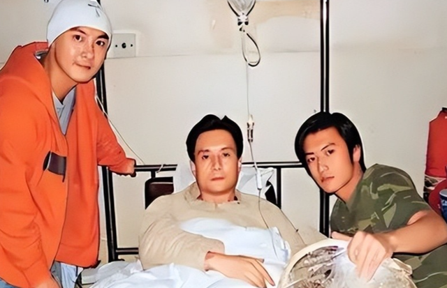 他被谢霆锋打成重伤，发妻6次流产绝情离开，如今街头卖卤肉为生