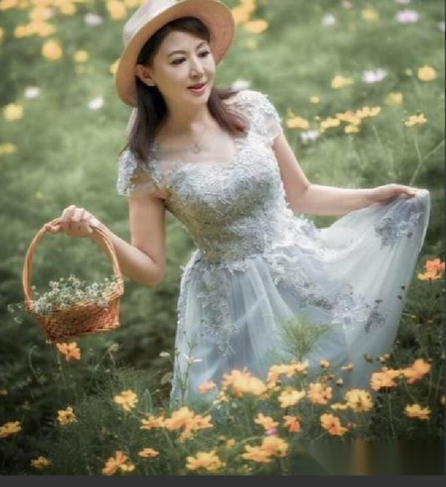 70岁奶奶穿露胸装！网友：啥岁数了，这样穿让年轻人都不好意思了