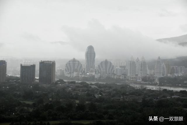 西双版纳雨雾中的孔雀楼，犹抱琵琶半遮面，像披了轻纱的美女