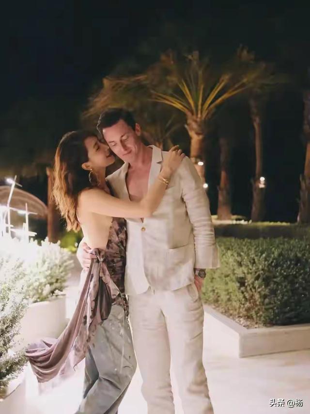 39岁许婧与外籍男友在沙特庆生，两人大秀恩爱照和健美身材！