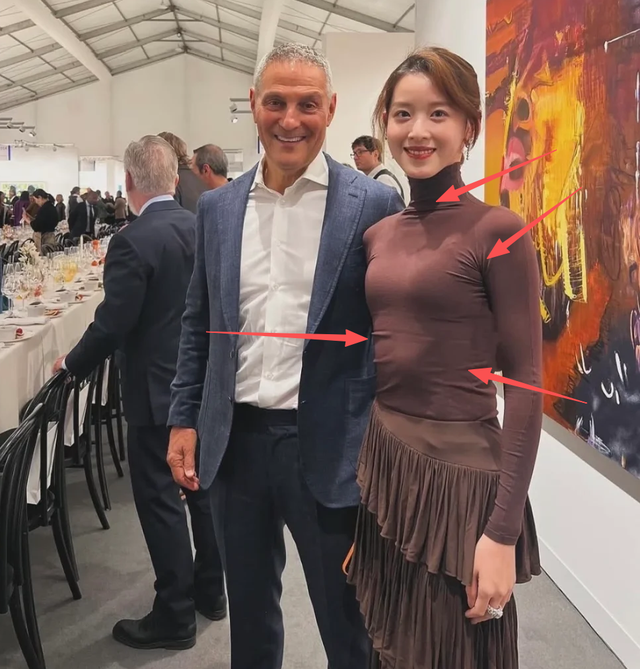 31岁章泽天伦敦看展，胃部凸起，衣服满是褶皱，牙齿影响美感