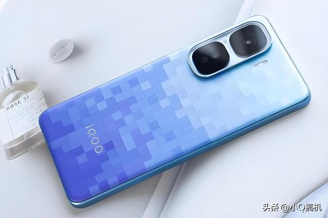 iQOO豁出去了，2379元的骁龙8至尊版旗舰，2K屏+大电池+120W闪充