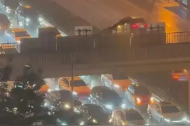 为躲冰雹在环路桥下违停致严重拥堵，专家：违法图片