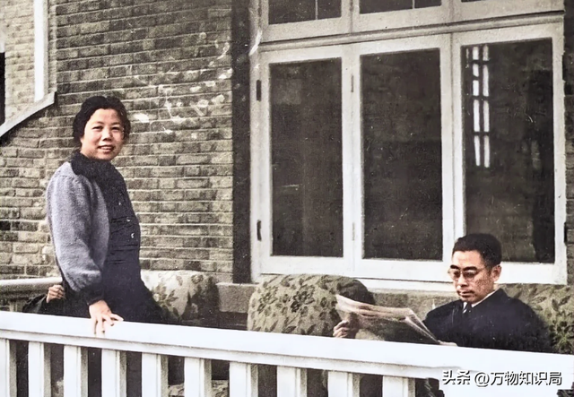老照片：周总理当众跳起来，为邓大姐摘苹果，浪漫温馨少年气十足