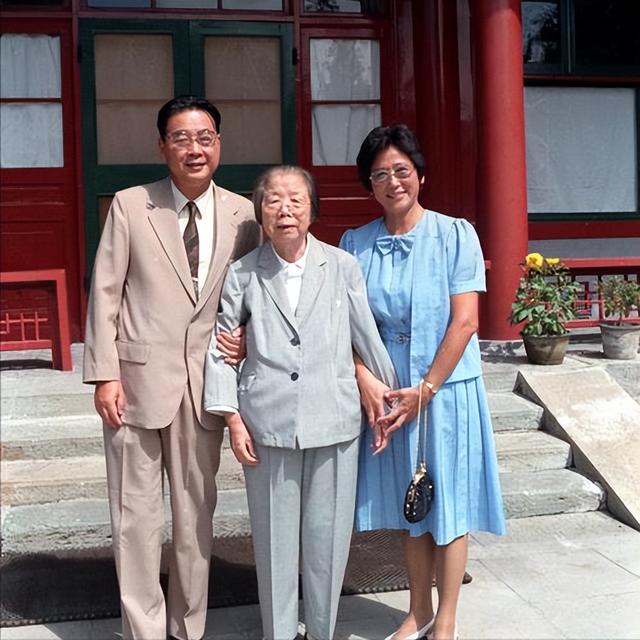 原国务院总理李鹏坦言：外界传闻我是周恩来养子的说法	，并不确切