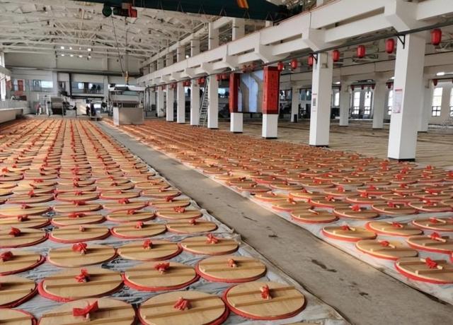 北京4位老教授到内蒙自驾游，点20个菜6瓶茅台，吃完当场砸碎酒瓶