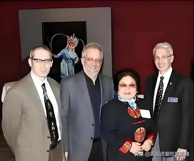 吃里扒外、永不回国？带30名演员留美不归，如今年过花甲归来