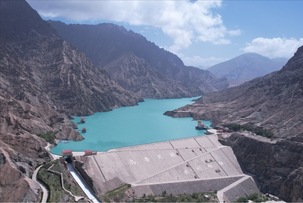 月薪8000留不住人，牧民靠万亩草场维生，新疆的上限下限超乎想象