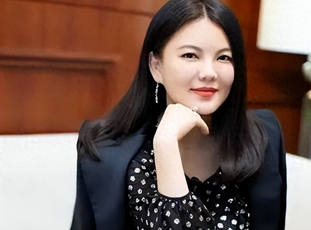 李湘风波再发酵！家境被扒底朝天，父母身份曝光	，原来何炅没说错