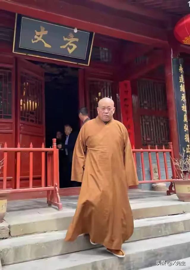 释永信与95后美女合影，对方长得漂亮，身材火辣，大长腿抢镜
