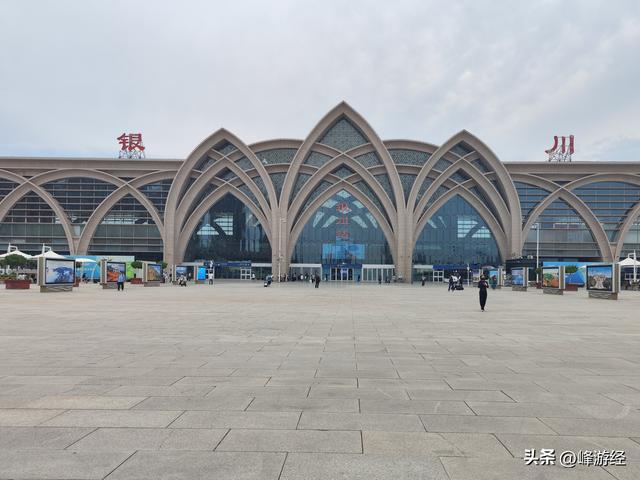 寻凤凰幻城的文化背景，银川站前广场的葡萄酒雕塑和站内的向阳花