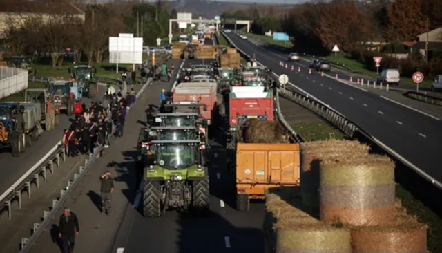 马克龙外访归国后，法国臭气熏天，农民在大街上喷粪抗议