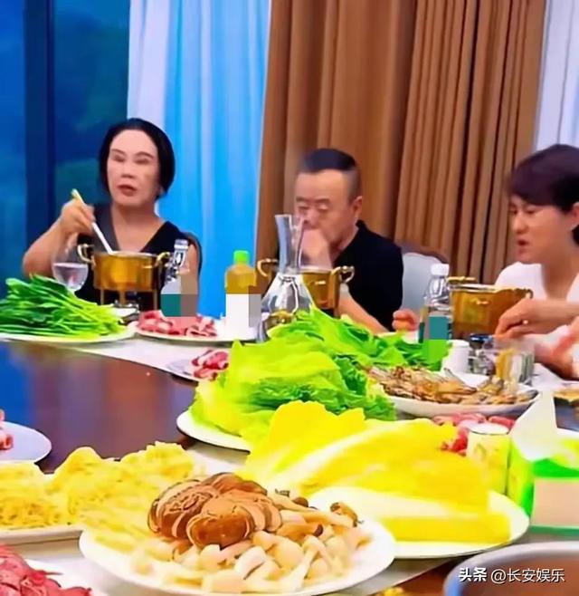 潘长江一家北京别墅宴客，餐厅大得像会所，妻子杨云罕见现身！