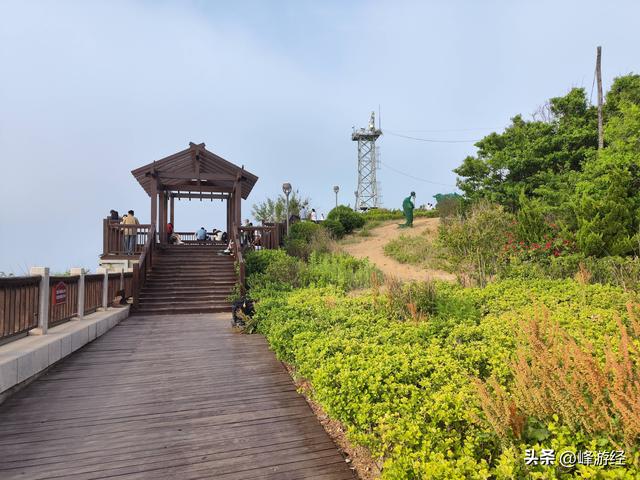 月亮湾看小朋友在礁石间捉螃蟹，徒步海昌渔人码头沐浴清爽海风